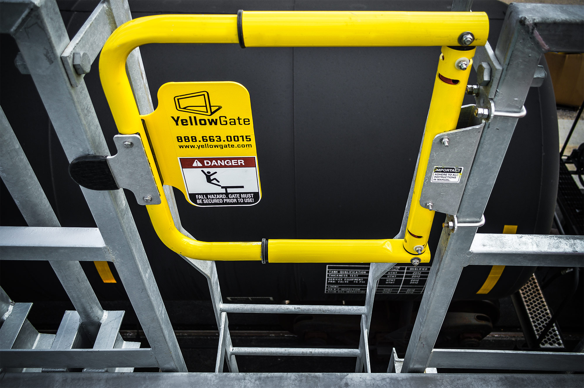YellowGate veiligheidspoort geïnstalleerd bij een werkplatform, ontworpen om valrisico’s te verminderen en toegang te beveiligen.